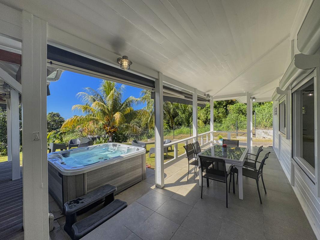 7.Location villa jacuzzi Saint Claude Guadeloupe_Terrasse Jacuzzi Jardin